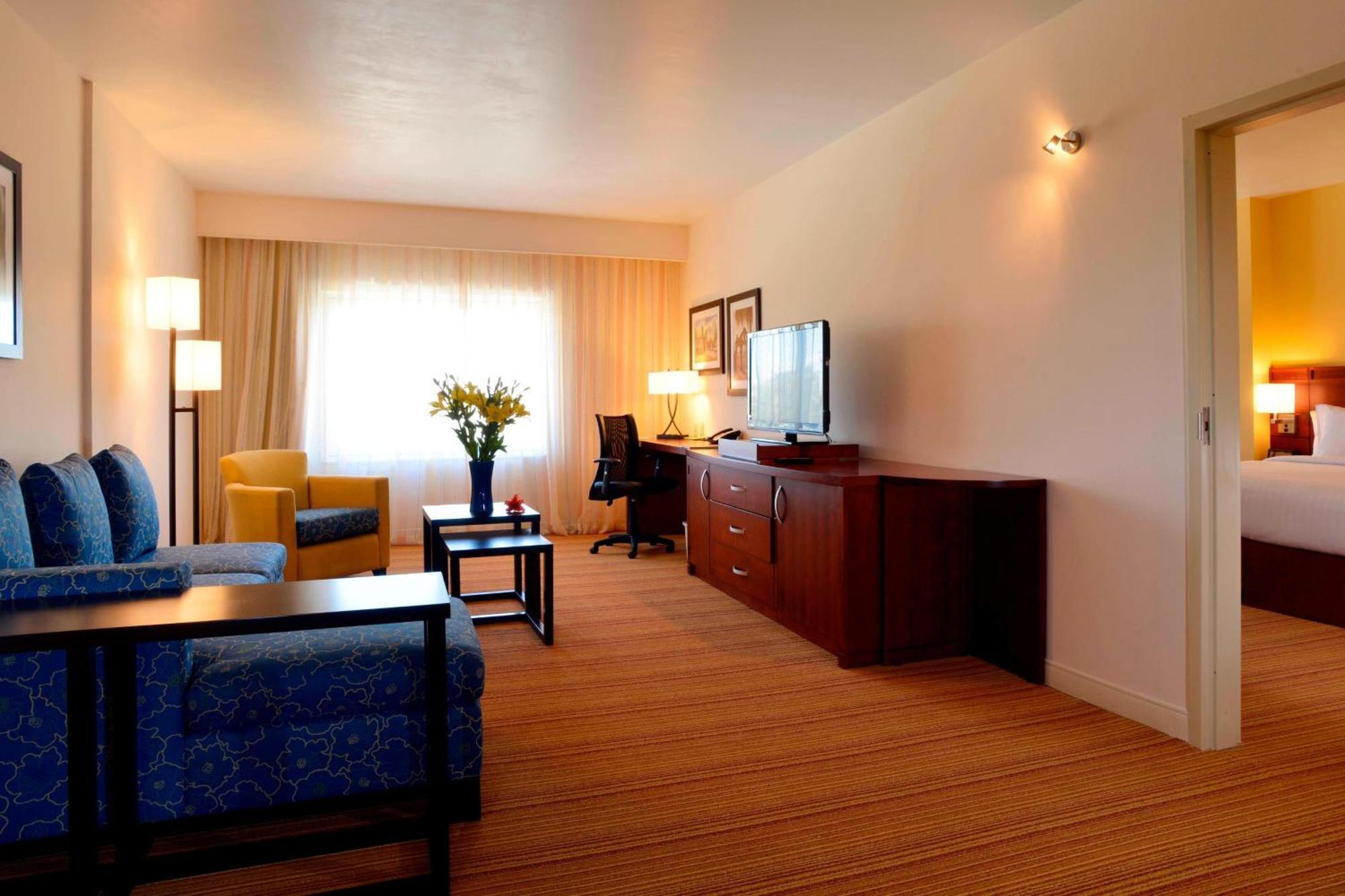 คอร์ตยาร์ด โตลูกา โตโยกัน Hotel โทลุกา ภายนอก รูปภาพ